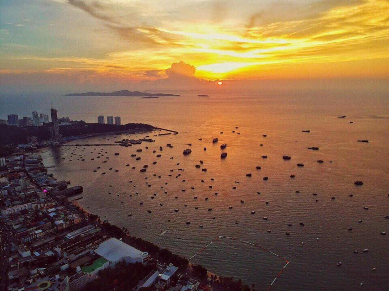 The Base Central Pattaya Exterior photo