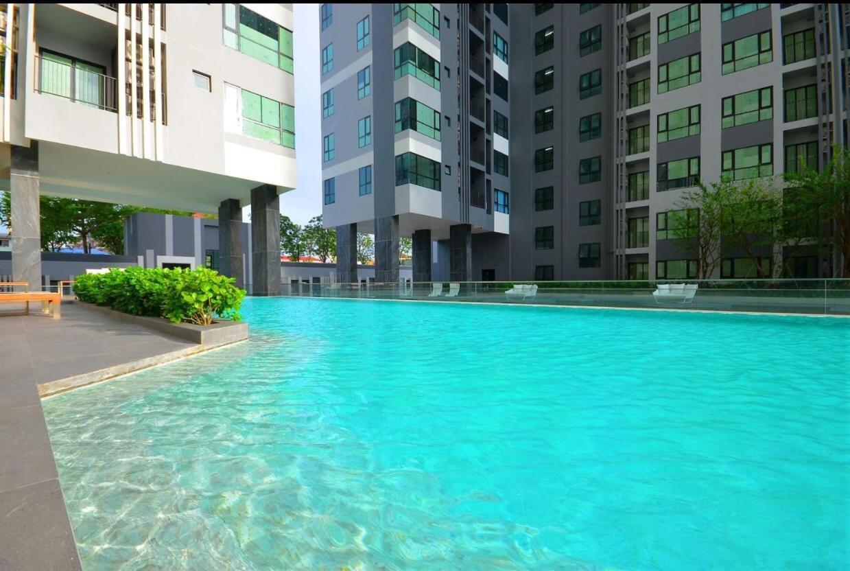 The Base Central Pattaya Exterior photo