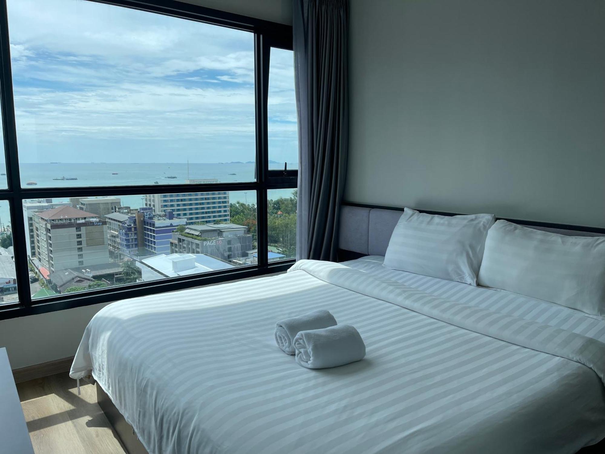 The Base Central Pattaya Exterior photo
