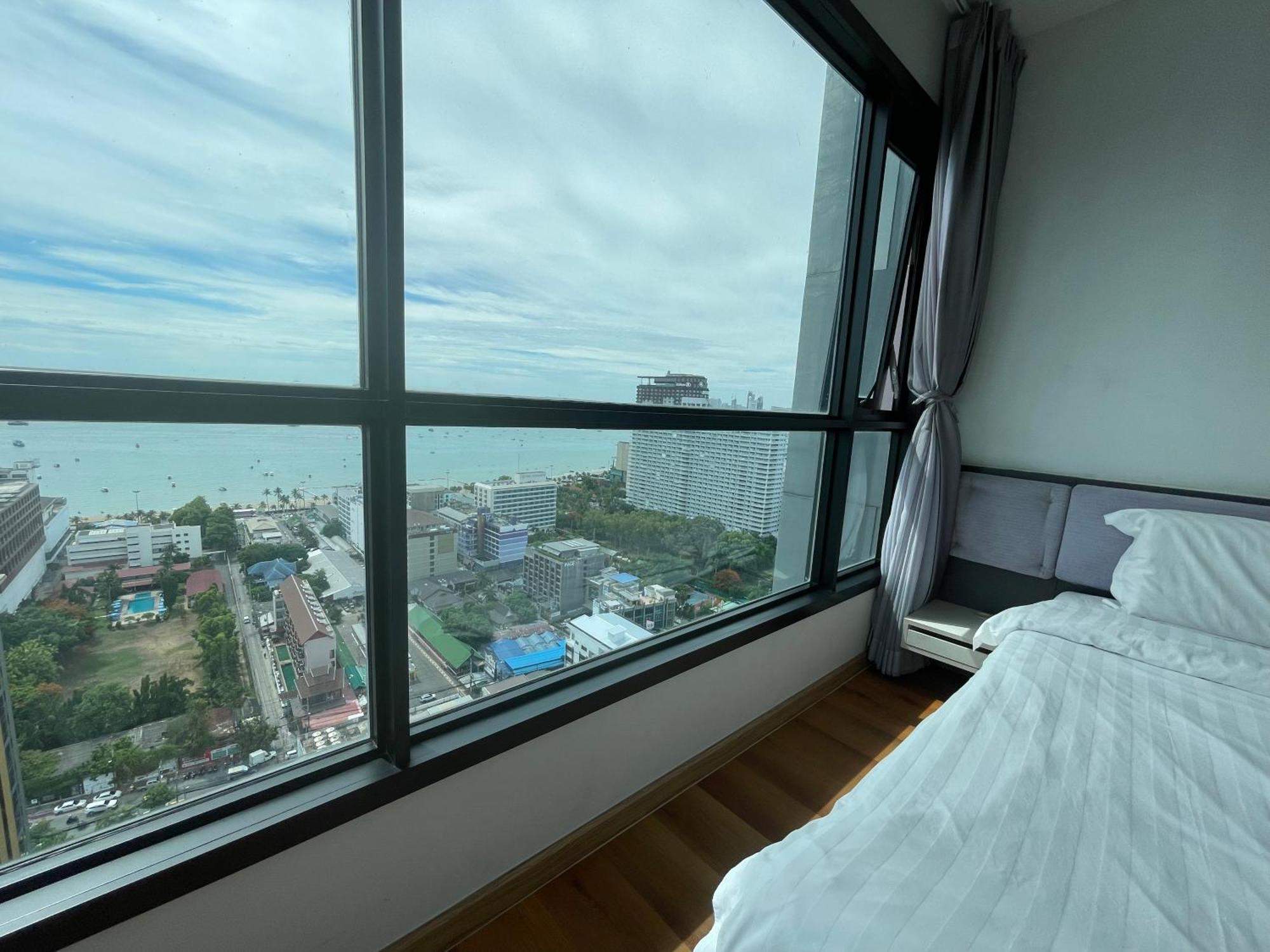 The Base Central Pattaya Exterior photo